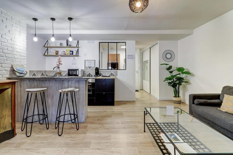 Kitchen or kitchenette, Seating area, Dining area, stove