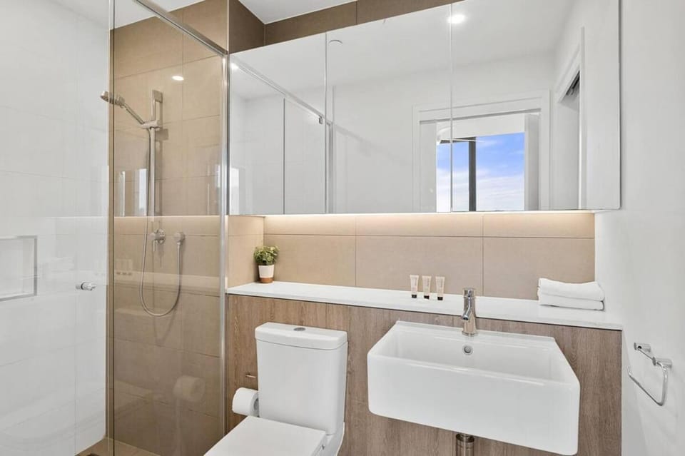 Stunning City & River Views Rooftop Pool Gym Apartment in Brisbane City