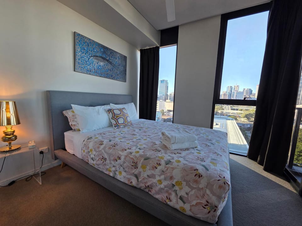 Stunning City & River Views Rooftop Pool Gym Apartment in Brisbane City