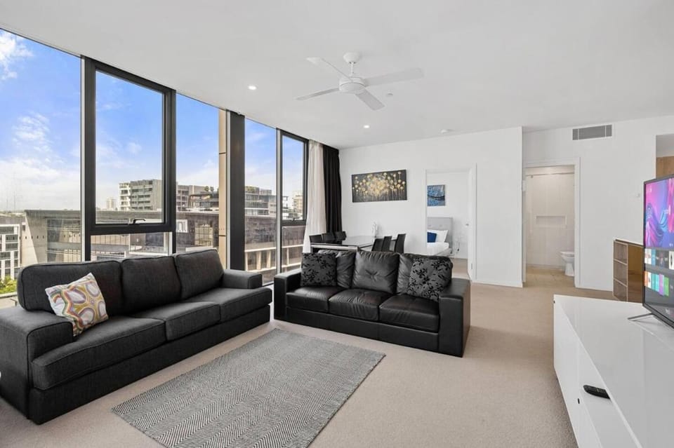 Stunning City & River Views Rooftop Pool Gym Apartment in Brisbane City