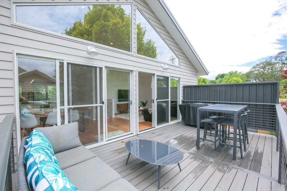 Property building, Patio, BBQ facilities, Balcony/Terrace, Seating area, Dining area