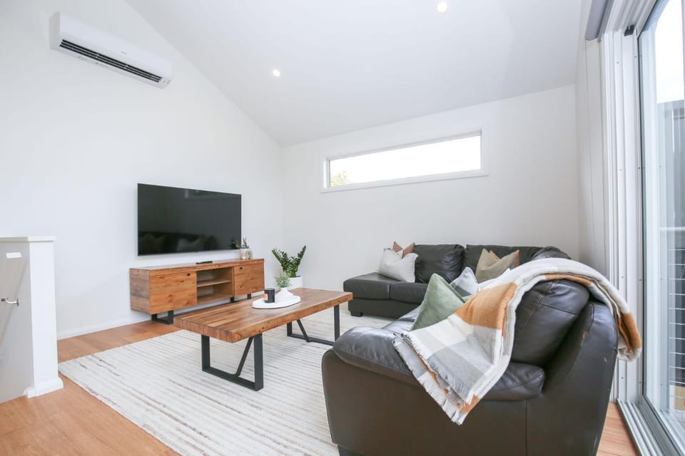 Patio, TV and multimedia, Living room, Seating area, heating, air conditioner