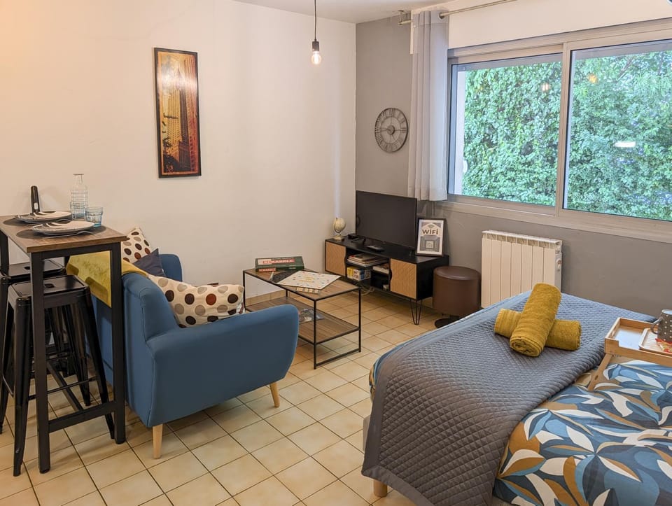 Bed, TV and multimedia, Living room, Photo of the whole room, Dining area