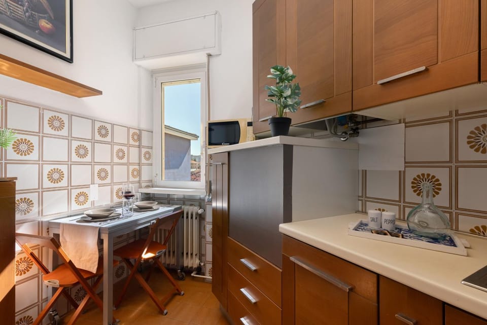 Kitchen or kitchenette, Dining area, stove