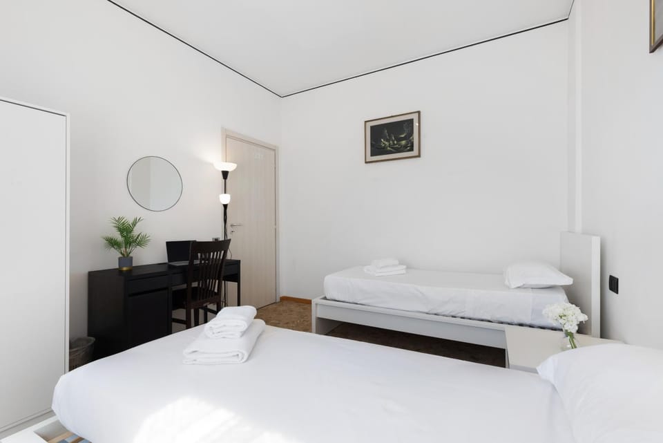 Bed, Photo of the whole room, Seating area, Bedroom, towels
