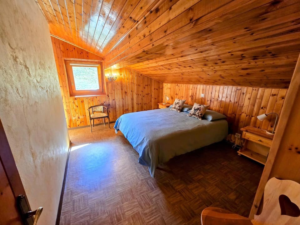 Photo of the whole room, Bedroom