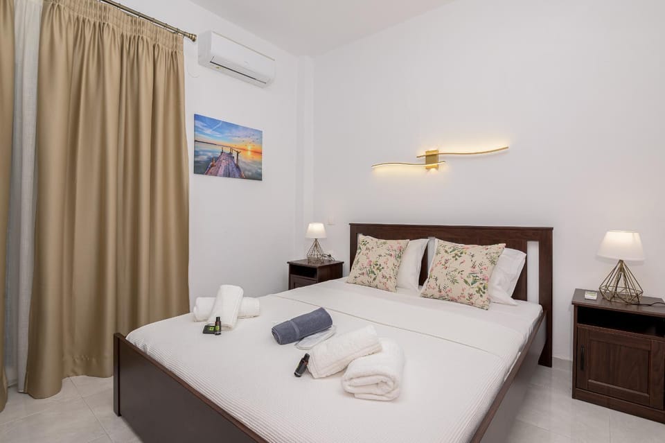 Bed, Photo of the whole room, Bedroom, towels, air conditioner