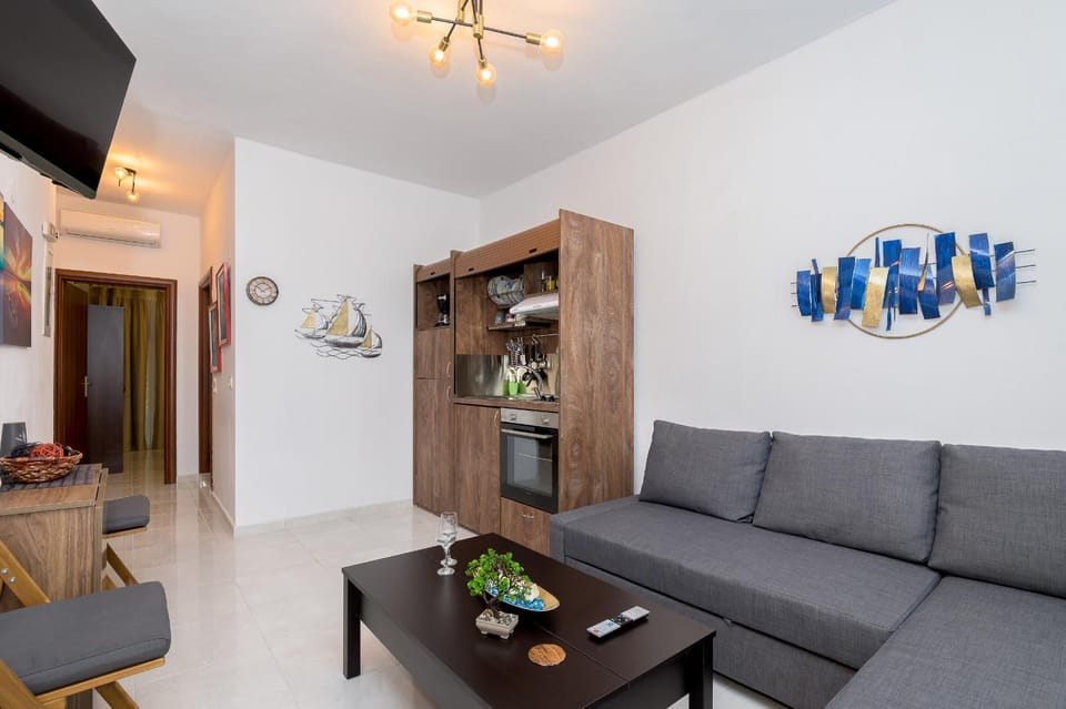 TV and multimedia, Kitchen or kitchenette, Living room, Seating area