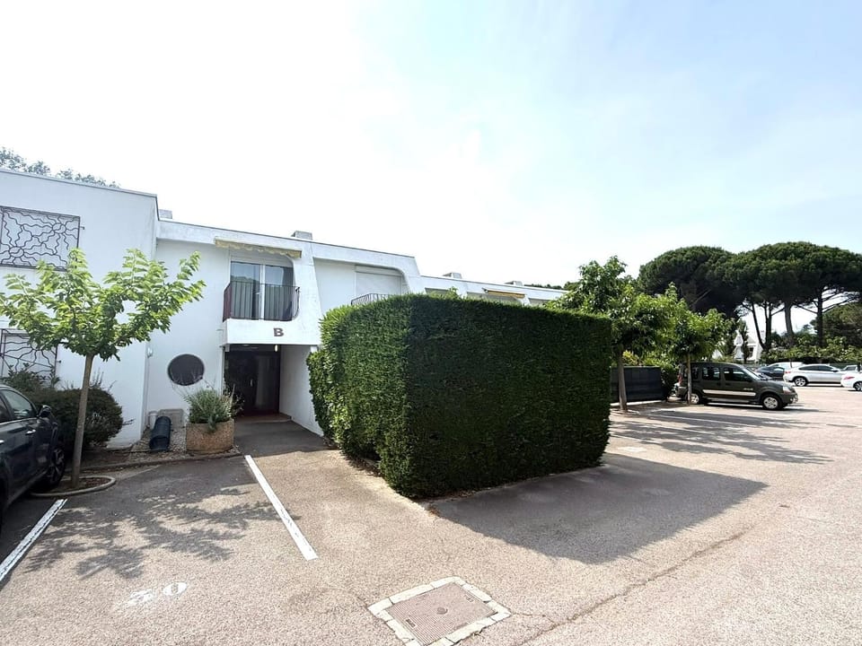 Property building, Day, Neighbourhood, Parking