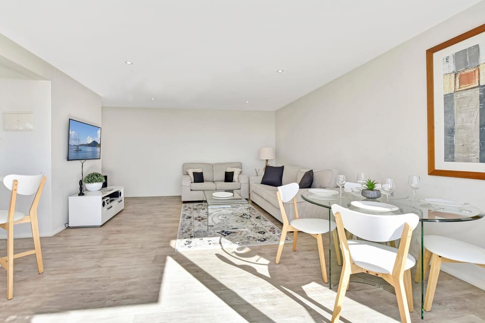 Ocean Shores Waterfront Apartment in Shoal Bay