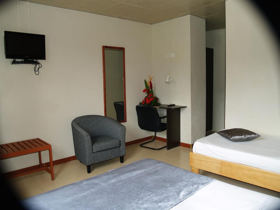 Shower, Toilet, Bed, TV and multimedia, Bedroom, Mountain view