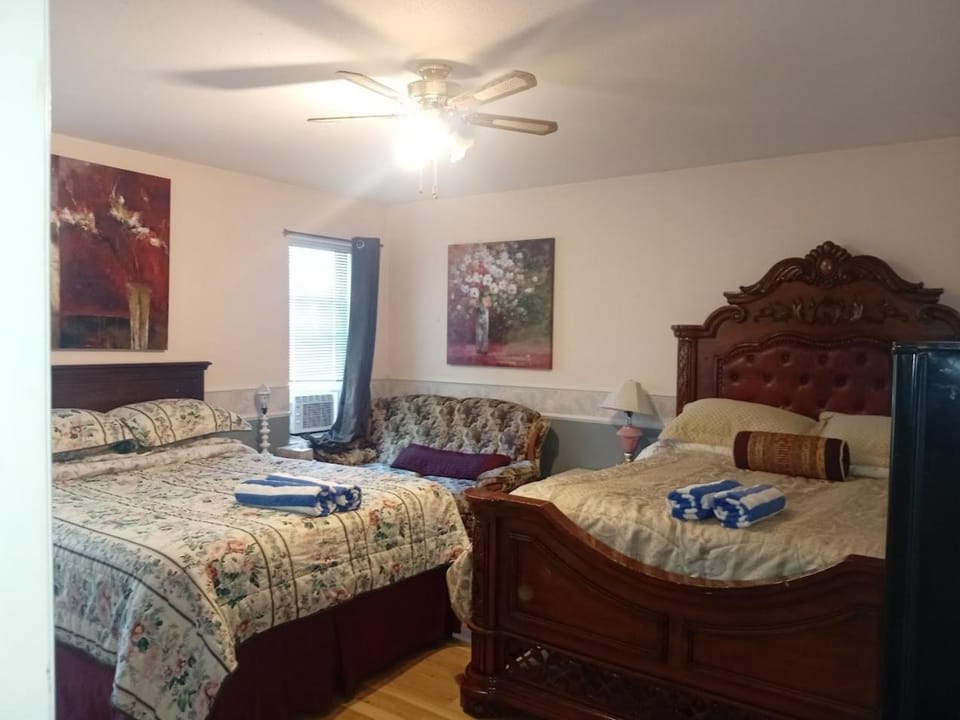 Bed, TV and multimedia, Photo of the whole room, Bedroom, fireplace
