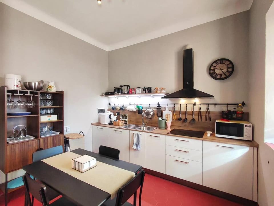 Kitchen or kitchenette, Dining area, stove