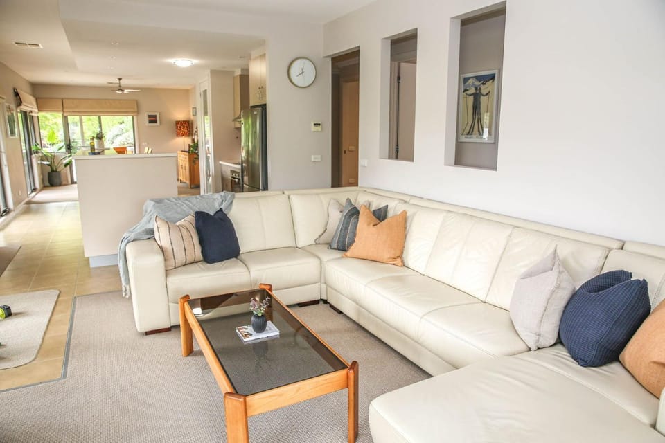 TV and multimedia, Kitchen or kitchenette, Living room, Seating area, heating, air conditioner