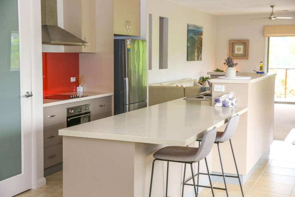 Coffee/tea facilities, Kitchen or kitchenette, Dining area, dishwasher, heating, microwave, oven, stove, air conditioner