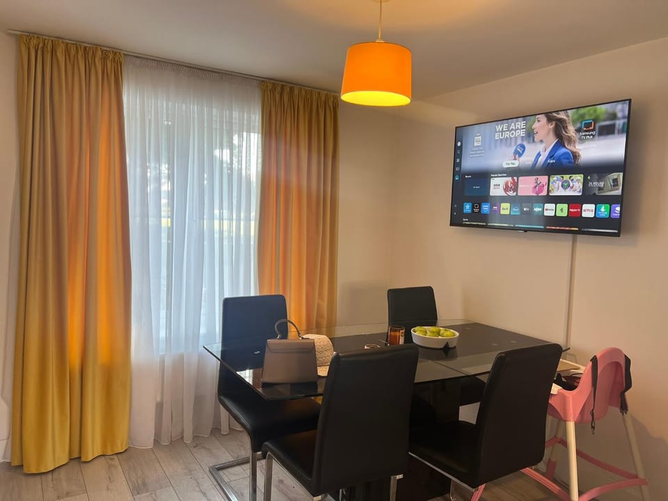 Communal lounge/ TV room, TV and multimedia, Seating area, Dining area, Evening entertainment