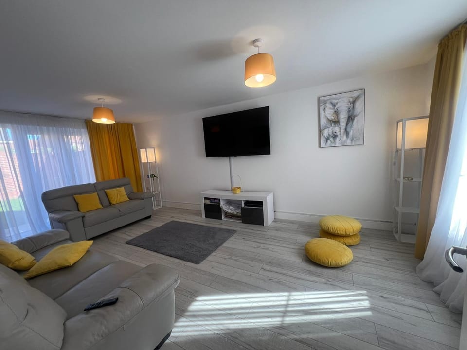Communal lounge/ TV room, Bed, TV and multimedia, Living room, Photo of the whole room, Seating area
