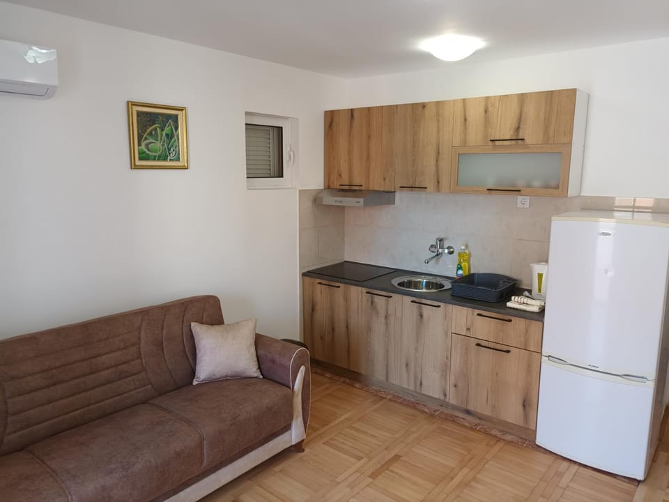 Kitchen or kitchenette, Living room, Seating area, dishwasher, minibar, oven, pet friendly, stove