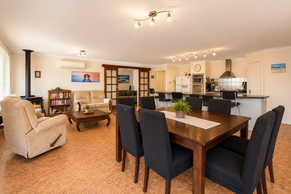 Kitchen or kitchenette, Living room, Seating area, Dining area