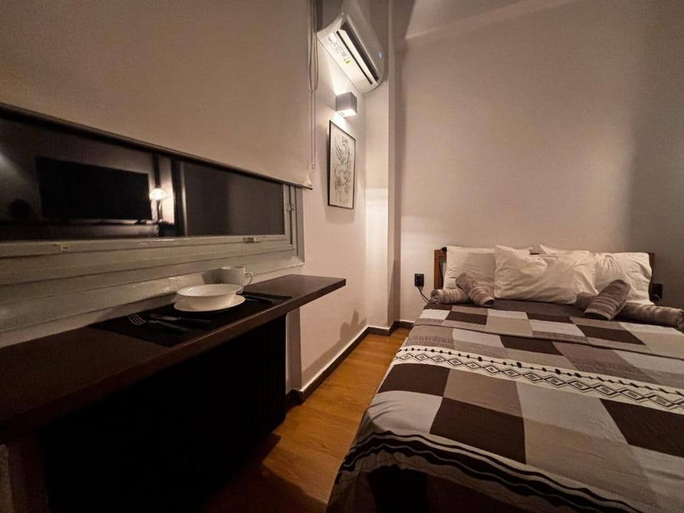 Bed, Seating area, towels, air conditioner