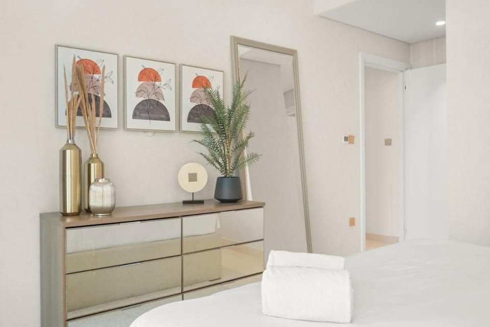 FIRST CLASS 2BR Sea & Palm View, Beachfront Apartment in Dubai