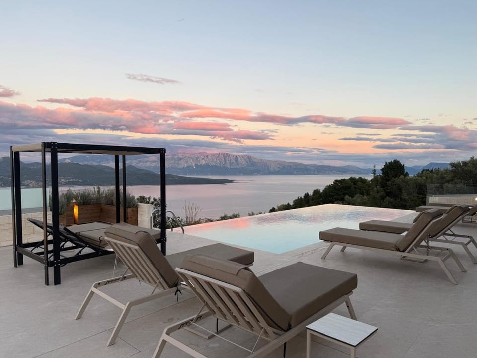 Natural landscape, Balcony/Terrace, Mountain view, Pool view, Sea view, Swimming pool, sunbed