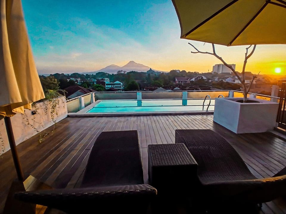 Swimming pool, Sunrise