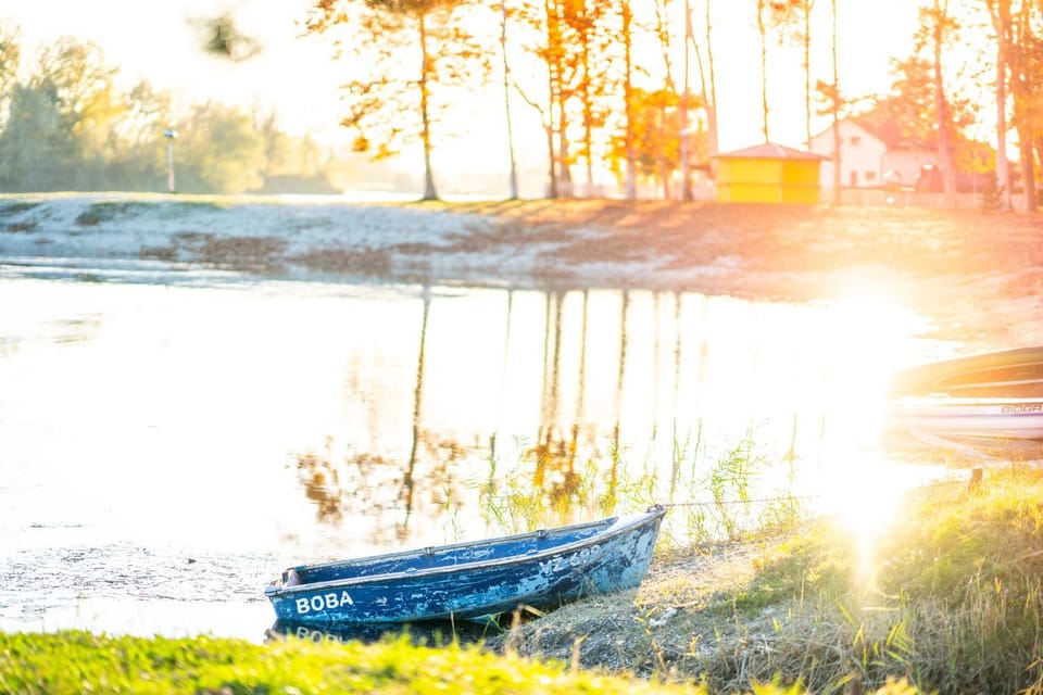 Neighbourhood, Natural landscape, Activities, Fishing, Hiking, Lake view