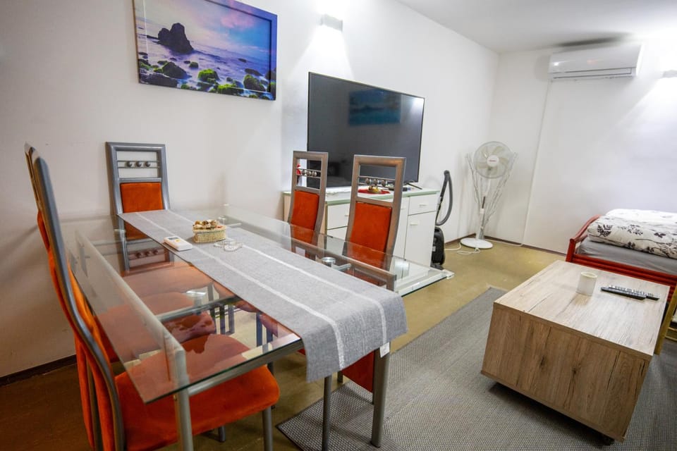 Communal lounge/ TV room, TV and multimedia, Photo of the whole room, Seating area, Dining area, air conditioner
