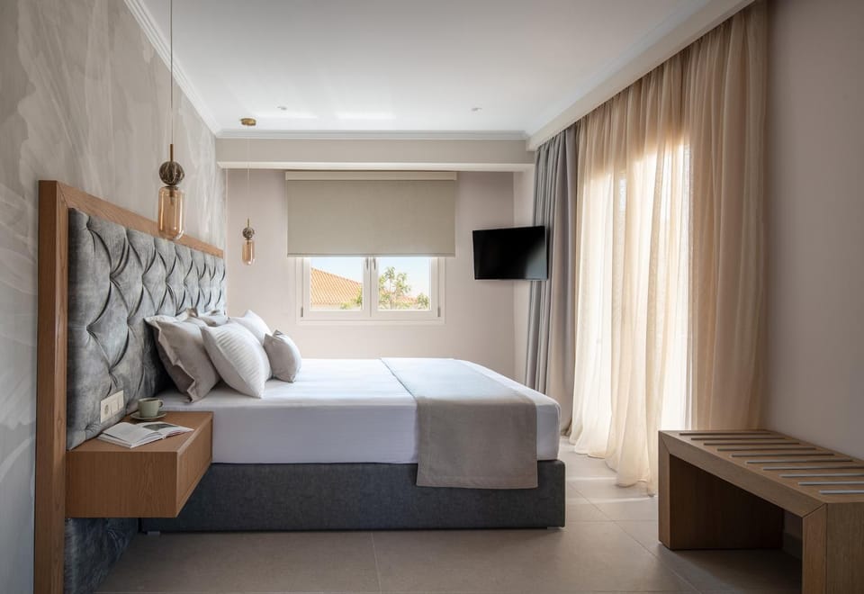 Bed, TV and multimedia, Bedroom