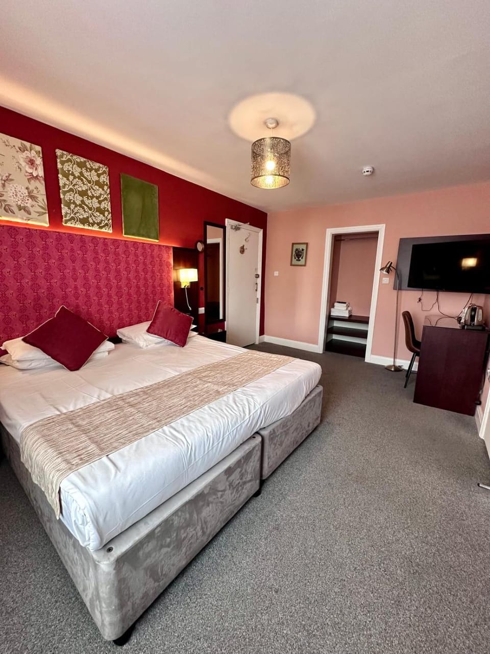 Bed, TV and multimedia, Photo of the whole room