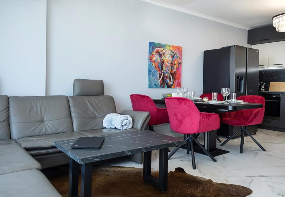 Kitchen or kitchenette, Living room, Seating area, Dining area