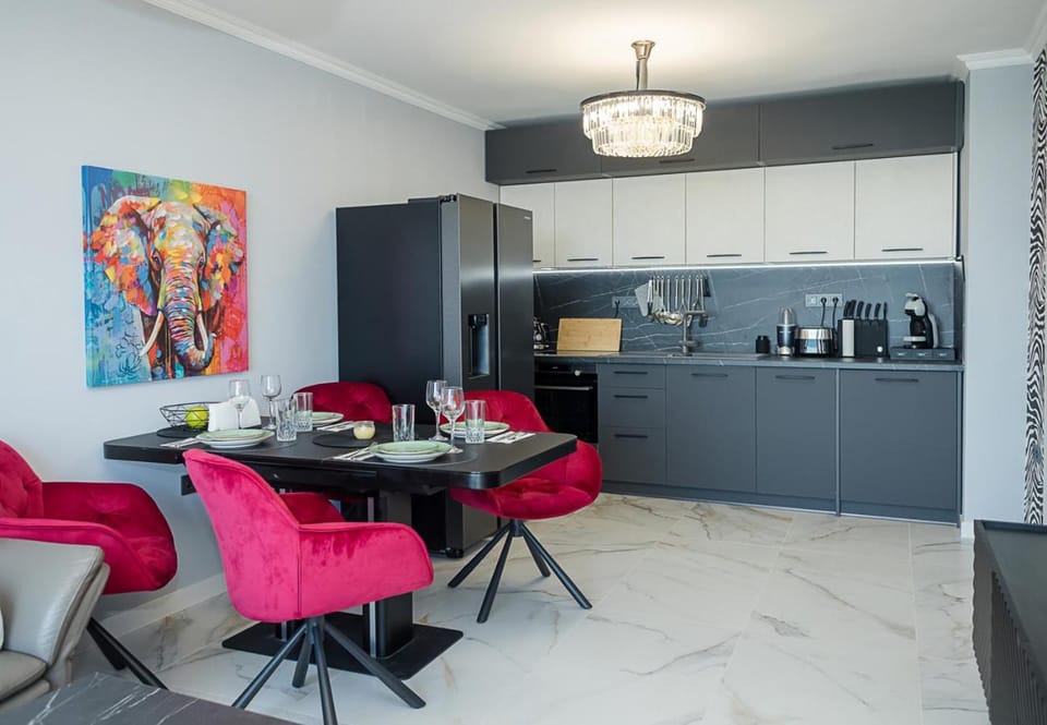 Coffee/tea facilities, Kitchen or kitchenette, Living room, Seating area, Dining area, stove