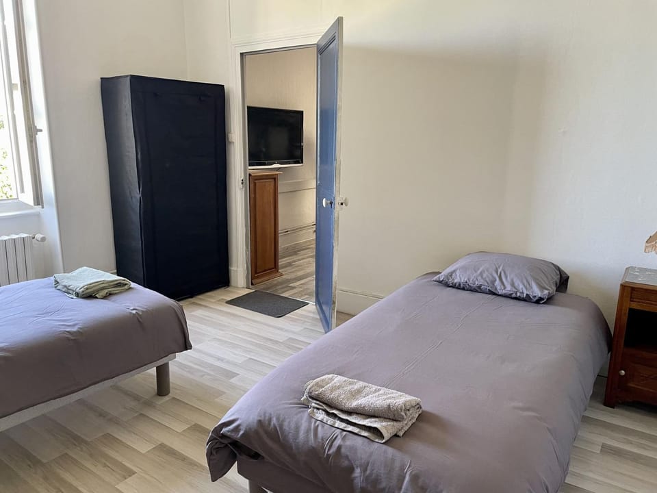 Photo of the whole room, Bedroom, wardrobe