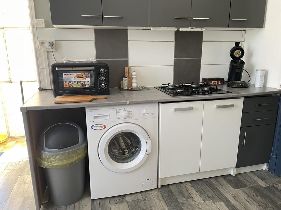 Coffee/tea facilities, Kitchen or kitchenette, stove, washing machine
