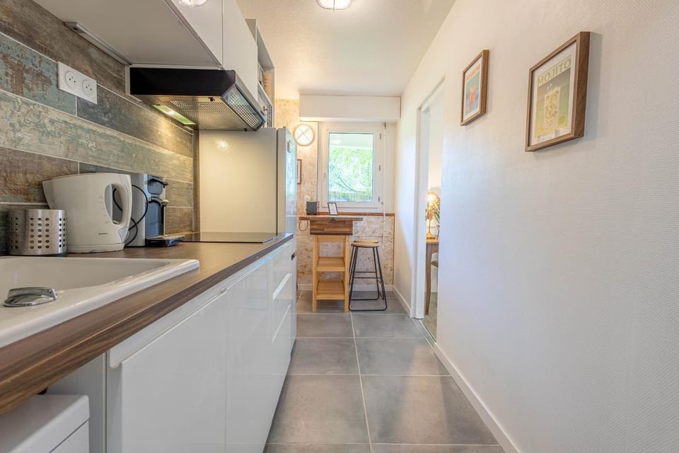 Kitchen or kitchenette, Dining area, Communal kitchen, Breakfast, dishwasher, oven, stove, toaster