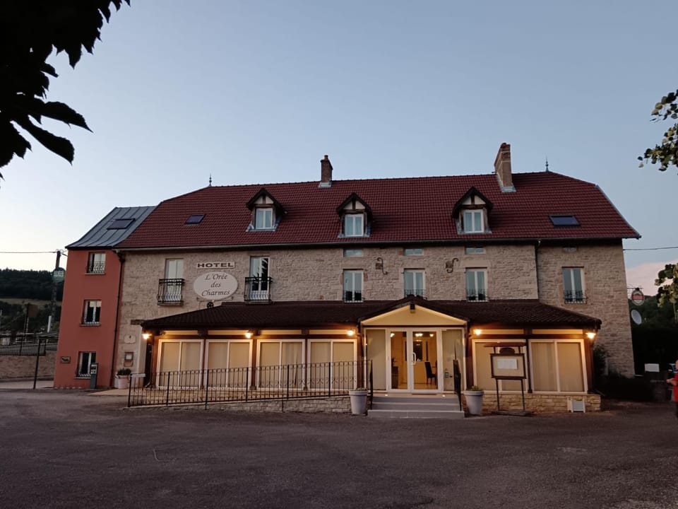 Logis Hôtel L'Orée des Charmes et son restaurant L'évYdenCe Hotel in Bourgogne-Franche-Comté