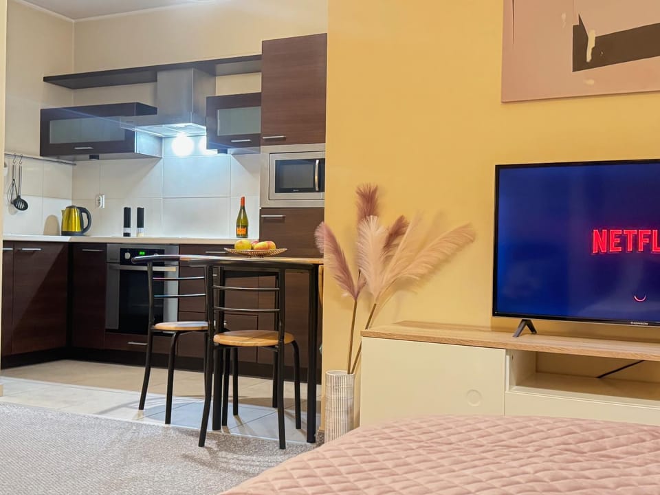 TV and multimedia, Kitchen or kitchenette, microwave, stove
