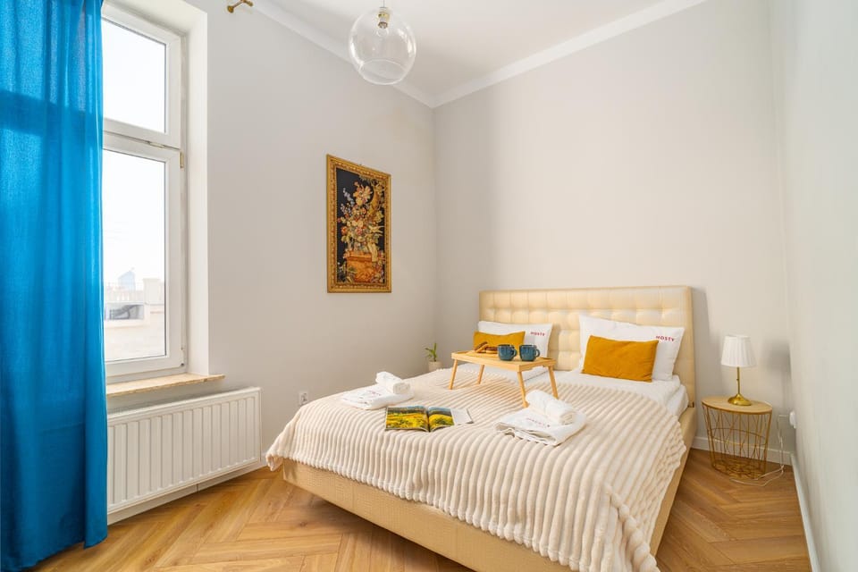 Bed, Photo of the whole room, Seating area, Bedroom, towels