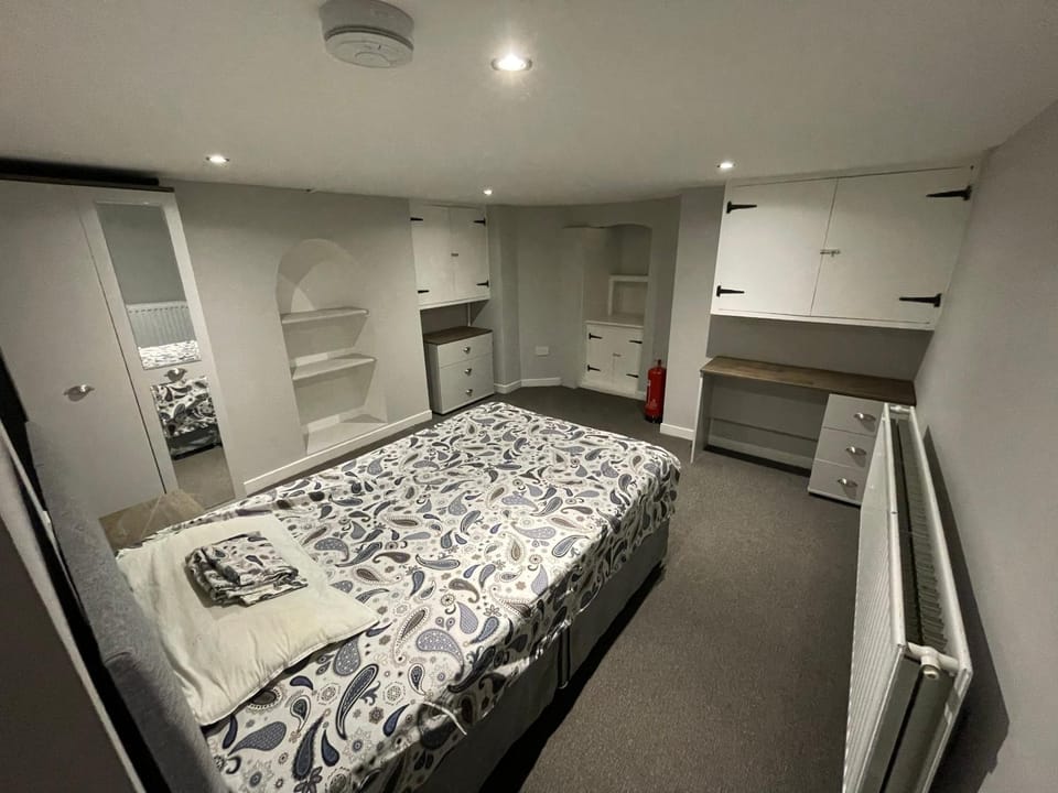 4 Double Bedroom House with Private Garden and Own Entrance House in Worcester