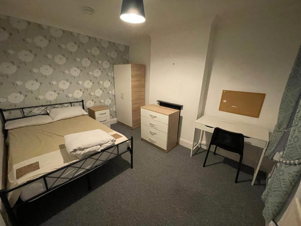 4 Double Bedroom House with Private Garden and Own Entrance House in Worcester