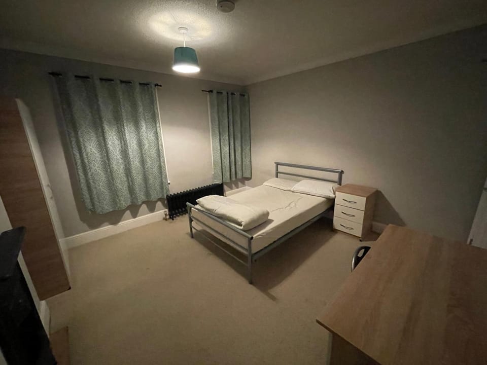 4 Double Bedroom House with Private Garden and Own Entrance House in Worcester