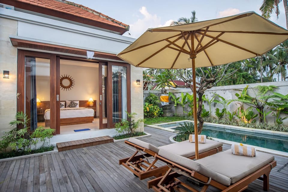 Property building, Bedroom, Swimming pool, sunbed
