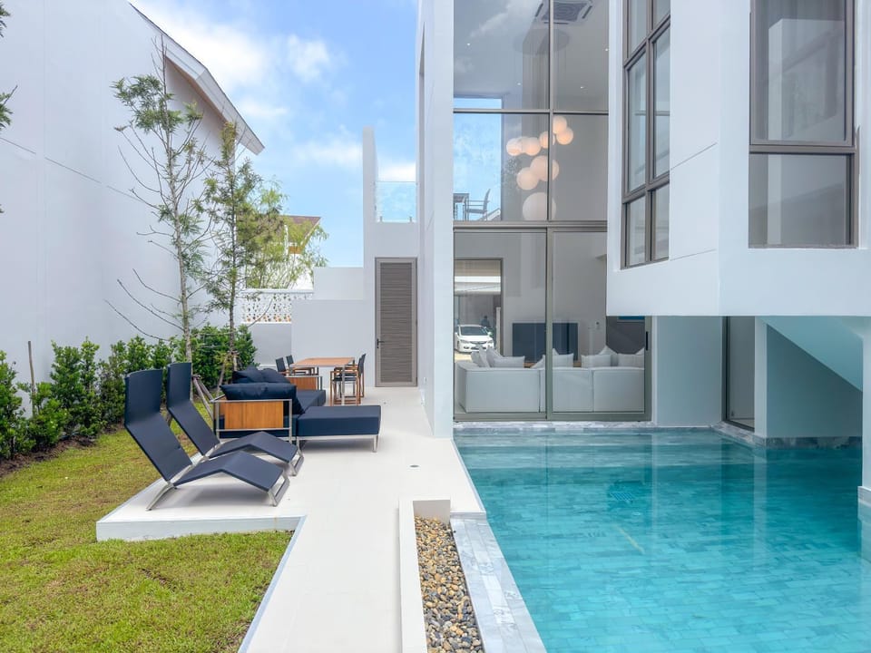 Property building, Balcony/Terrace, Dining area, Swimming pool