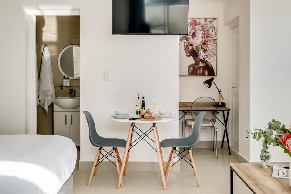 Bed, Bathroom, Living room, Seating area, Dining area, Bedroom, towels