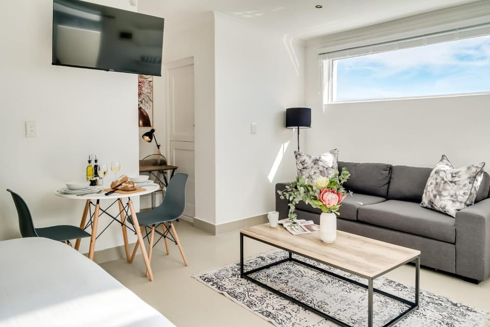 Bed, Living room, Seating area, Dining area