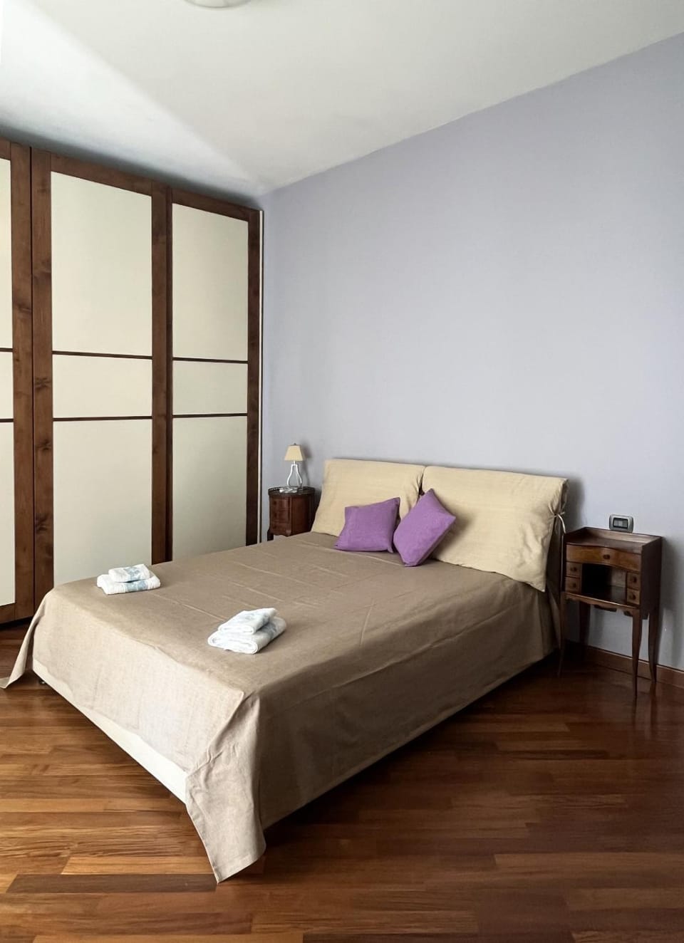 Bed, Bedroom, towels