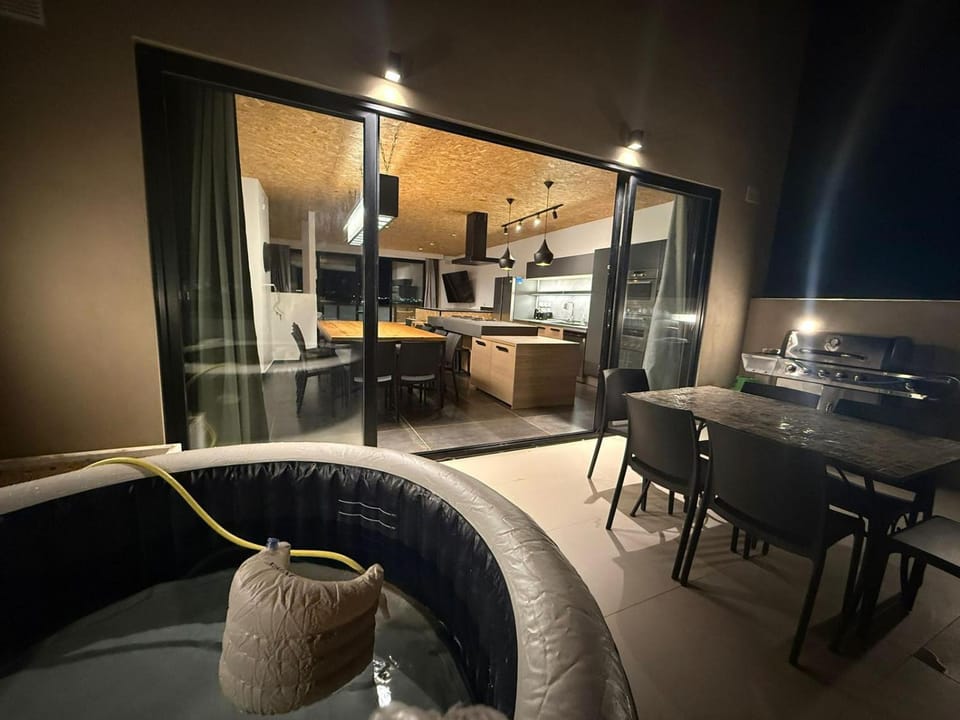 BBQ facilities, Hot Tub, Kitchen or kitchenette, Living room, Seating area, Dining area