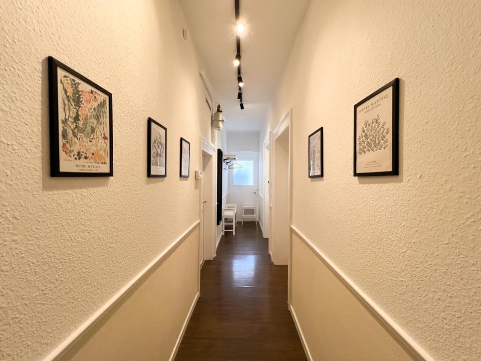 Photo of the whole room, internet