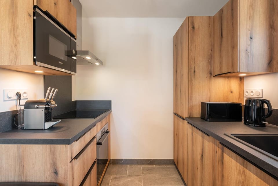 Coffee/tea facilities, Kitchen or kitchenette, dishwasher, oven, stove, toaster